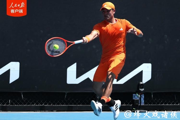 激战三小时拿下澳网正赛首胜,“急先锋”吴易昺开始学会“熬” 激战三小时拿下澳网正赛首胜,“急先锋”吴易昺开始学会“熬”