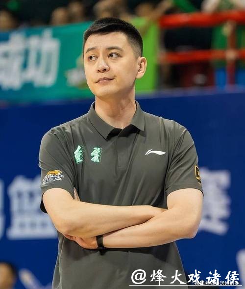 杨鸣直言篮协态度让教练难做，心疼张庆鹏杜锋承受巨大压力，希望他们照顾好自己身体健康