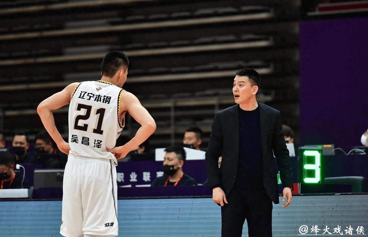 杨鸣直言篮协态度让教练难做，心疼张庆鹏杜锋承受巨大压力，希望他们照顾好自己身体健康